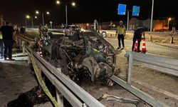 Hafif ticari araç bariyere çarptı: 1 ölü, 1 yaralı
