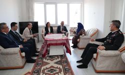 Vali Hacıbektaşoğlu, şehit ailesi ile Gazi ailesini ziyaret etti