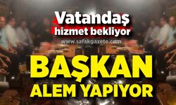 Vatandaş hizmet bekliyor, başkan alem yapıyor!