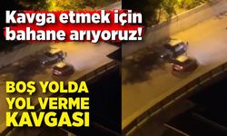 Yol verme tartışmasında otomobili böyle tekmeledi