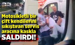 Motosikletli bir çift kendilerini sıkıştıran servis aracına kaskla saldırdı