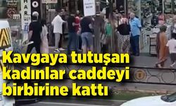 Kavgaya tutuşan kadınlar caddeyi birbirine kattı