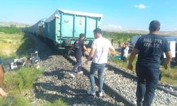 Yük treni çapa motoruna çarptı, anne ve 2 çocuğu hayatını kaybetti