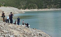 Serinlemek için girdiği barajda hayatını kaybetti