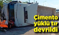 Otoyolda çimento yüklü tır devrildi