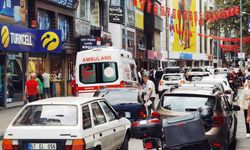 Trafik yoğunluğu hat safhada ambulans dakikalarca trafikte bekledi