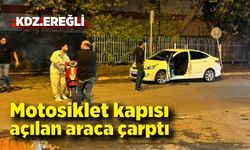 Motosiklet kapısı açılan araca çarptı