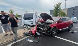 Hastane otoparkında park halindeki karavana çarptı