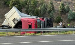 Kolonya yüklü tır devrildi, otoyol trafiğe kapandı