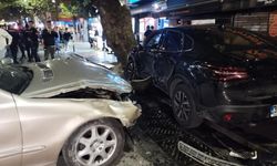 Kontrolden çıkan araç park halindeki otomobile çarptı: 1'i ağır 4 yaralı