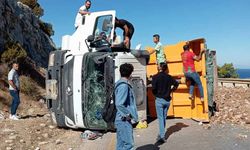 Hafriyat kamyonu devrildi yol trafiğe kapandı