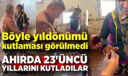 Böyle yıldönümü kutlaması görülmedi; Ahırda 23'üncü  yıllarını kutladılar