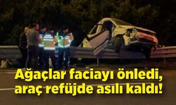 Ağaçlar faciayı önledi, araç refüjde asılı kaldı: 2 yaralı