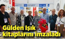 Gülden Işık kitaplarını imzaladı