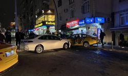 Küçükçekmece’de otomobilin taksiye çarptığı anlar kamerada: 3 yaralı