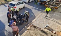 Çılgına dönen kadın, polisin motosikletini tekmeleyip devirdi