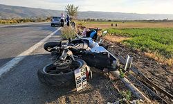 Viraja hızlı giren otomobil ve motosiklet ardı ardına kaza yaptı: 1 yaralı