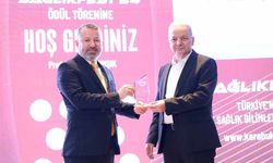 Sağlık Bilimleri Festivaline destek veren Medikar Hastanesi'ne plaket