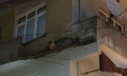 Balkon duvarı yola çöktü; ölümden saniyelerle kurtuldu