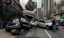 Freni boşalan kamyonet 5 araca çarparak durabildi