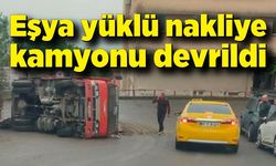 Eşya yüklü nakliye kamyonu devrildi