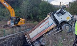 Kamyon altına aldığı otomobille dereye düştü, faciadan dönüldü