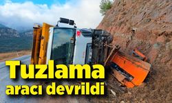 Tuzlama aracı devrildi: 2 yaralı