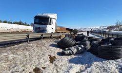 Uyuduğu iddia edilen tır şoförü, otoyolda bariyerlere çarptı