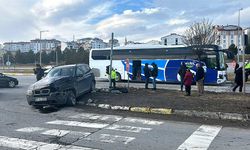 Yolcu otobüsü ile cip çarpıştı: 3 yaralı