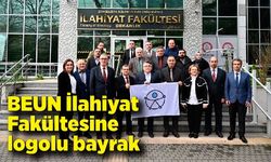 BEUN İlahiyat Fakültesine logolu bayrak