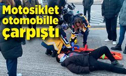 Motosiklet otomobille çarpıştı: Sürücü yola savruldu