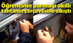 Öğrencinin parmağı akıllı tahtanın çerçevesine sıkıştı