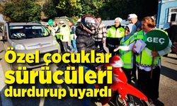 Özel çocuklar sürücüleri durdurup  uyardı