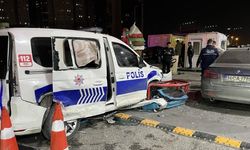 Otomobil polis aracına çarptı: 3 yaralı