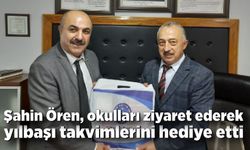 Şahin Ören, okulları ziyaret ederek yılbaşı takvimlerini hediye etti