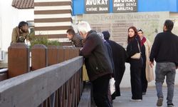 Vatandaşlar otobüs seferlerini bıraktı, üst geçide çıkan genç için seferber oldu