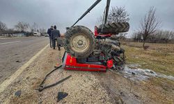 Kastamonu'da minibüsle çarpışan traktör devrildi: 3 yaralı