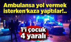 Ambulansa yol vermek isteyen 2 otomobil çarpıştı: 4 yaralı