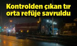 Kontrolden çıkan tır orta refüje savruldu