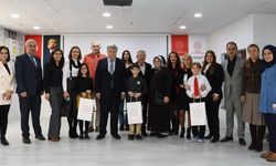 İstiklal Marşı'nı Güzel Okuyan öğrencilere ödül