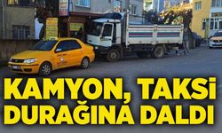 Kamyon taksi durağına daldı