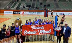 Voleybol maçında evlenme teklifi etti