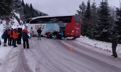 Kontrolden çıkan yolcu otobüsü yolu kapattı