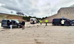 Minibüs ile hafif ticari araç çarpıştı: 6 yaralı