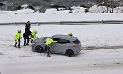 Karadeniz Sahil Yolu'nda bozulan aracı trafik polisleri itti