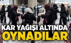 Zonguldak'ta renkli manzaralar: Kar yağışı altında oynadılar