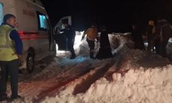 Ekipler 1 metre karı aşarak hastayı hastaneye ulaştırdı
