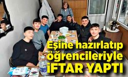 Eşine hazırlatıp öğrencileriyle iftar yaptı