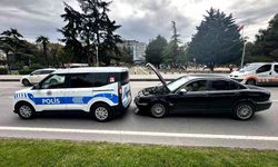 Otomobil, polis ekip otosuna arkadan çarptı