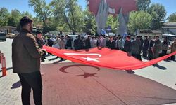 Ay yıldızın gölgesinde Türkçülük yürüyüşü